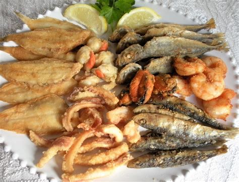 Variedad de frituras de pescado y marisco