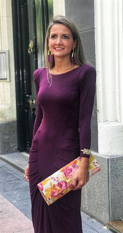 Mujer usando un vestido berenjena sport con zapatillas