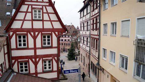 Calle medieval de Núremberg con casas de entramado de madera