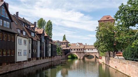 Puente histórico sobre el río Pegnitz en Núremberg