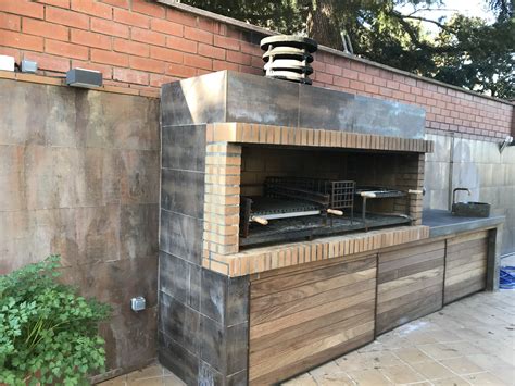 diseño de cocina exterior con barbacoa de gas encastrada