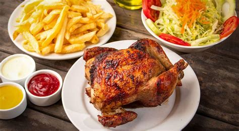 Plato de pollo a la brasa peruano con acompañamientos