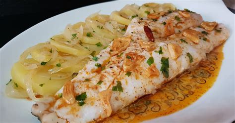Merluza al horno con costra de pimentón y queso
