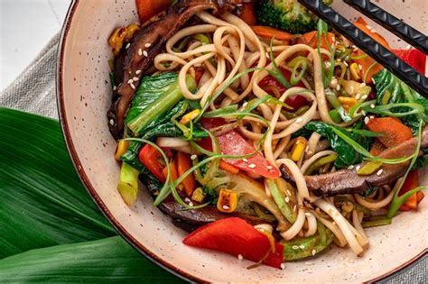Plato de udon con salsa teriyaki y verduras
