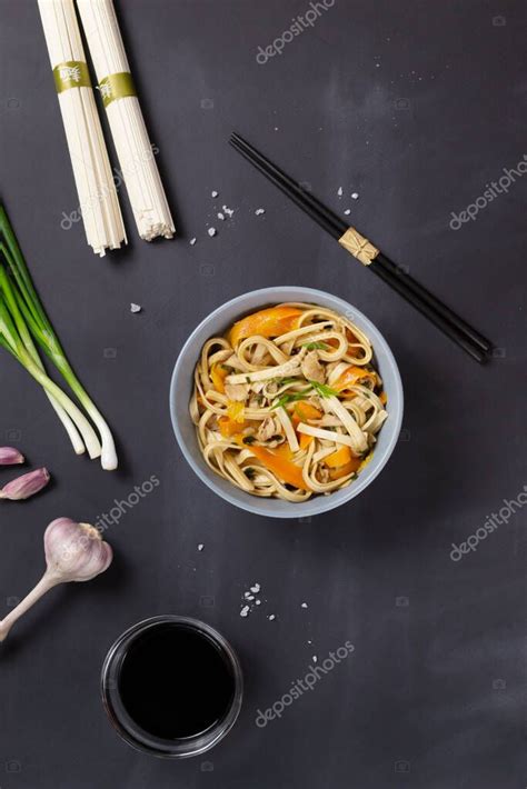 Ingredientes frescos para udon con salsa teriyaki