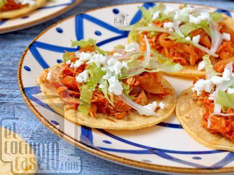 Tostadas de tinga de pollo con todos sus ingredientes