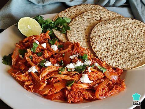 Ingredientes de la tinga cociéndose en la sartén
