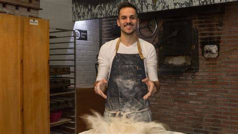 Jordi Morera amasando pan