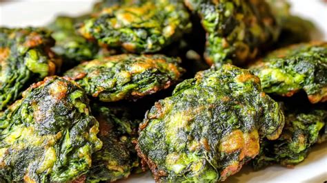 Buñuelos de acelga dorados en un plato