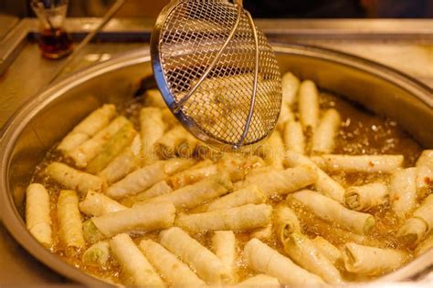 Buñuelos friéndose en aceite caliente