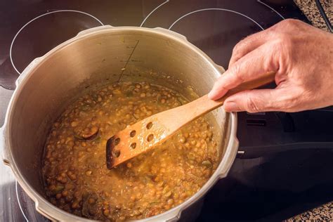 Infografía mostrando las proporciones de agua para lentejas en cazuela y olla exprés.