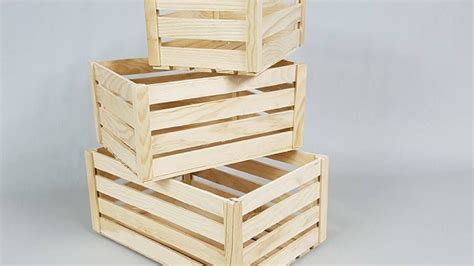 pimientos rojos frescos en cajones de madera para venta al por mayor
