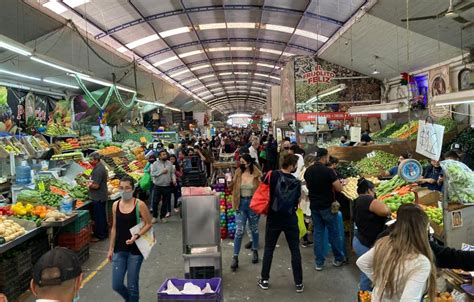 mercado de abastos con productos agrícolas locales