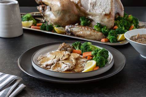 Plato de pavo en pepitoria servido con hierbas frescas