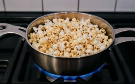 Palomitas de maíz recién hechas en sartén