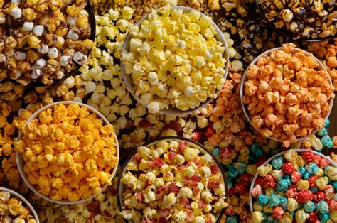 Mesa con diferentes tipos de palomitas de maíz saborizadas