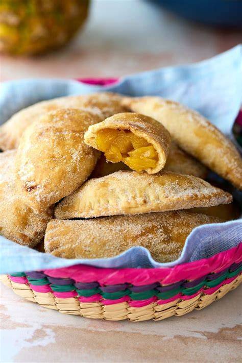 Empanadas de piña con cerveza recién horneadas