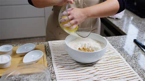 Persona añadiendo ingredientes a una panificadora