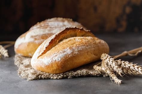 Pan de masa madre recién horneado