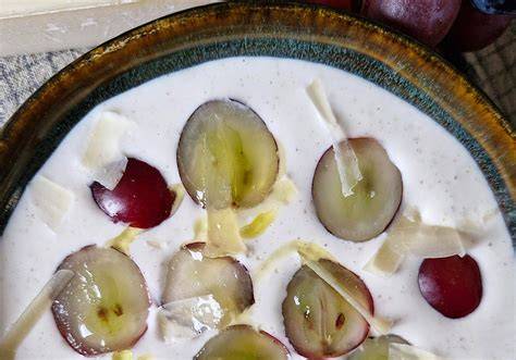 Ajoblanco andaluz tradicional con uvas