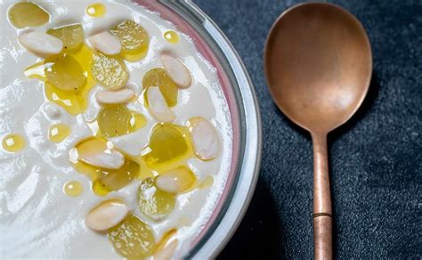 Espuma de ajoblanco con uvas y almendras laminadas