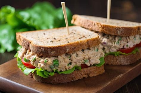 Sándwich de ensalada de manzana con atún servido en pan integral