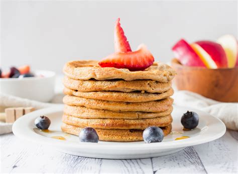 Panqueques de avena y manzana decorados con frutas y miel