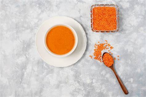 Crema de lentejas rojas en un tazón
