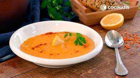 Plato de crema de lentejas rojas con trozos de cordero