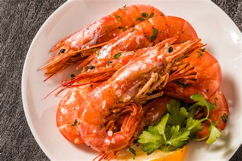 Plato de langostinos envueltos