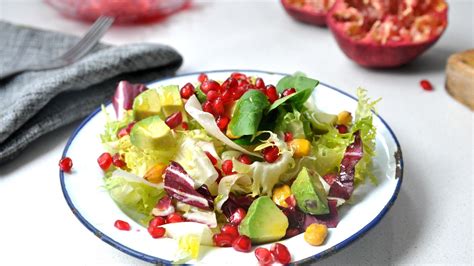 Ensalada de caqui, granada y aguacate en un bol