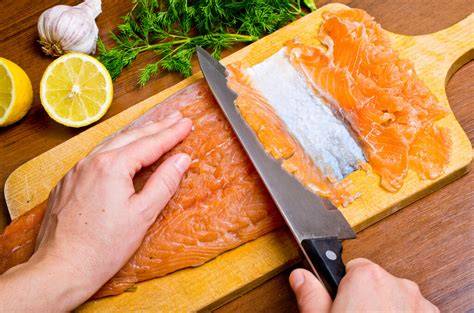 Salmón marinado listo para cortar