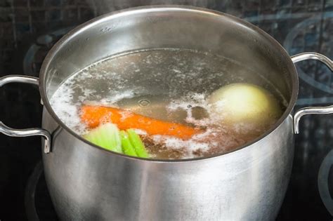 Olla con caldo casero hirviendo