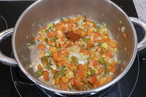 Sofrito de verduras para sopa de marisco