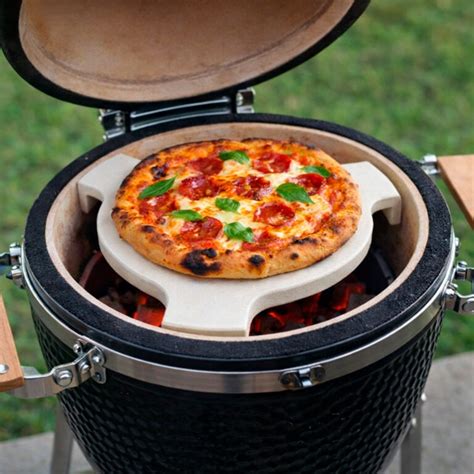 Horno Kamado cerámico con alimentos