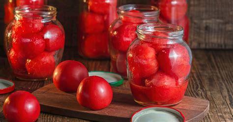Tomates frescos y botes de cristal para conservas caseras