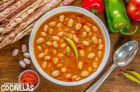 Composición de verduras frescas para el caldo de las pochas