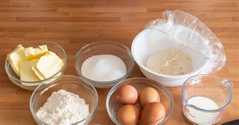 Tabla con los ingredientes básicos para la masa y la cobertura