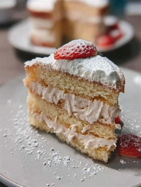Corte de la torta mostrando la textura esponjosa y la nata integrada