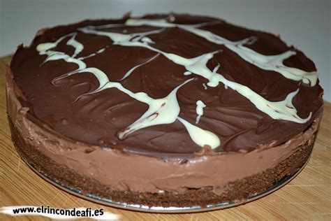 Tarta de chocolate con queso crema recién horneada