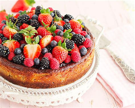 Decoración de la tarta de chocolate con queso y frutos rojos
