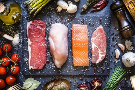 Diferentes tipos de carnes, verduras y pescado listos para asar en la parrilla