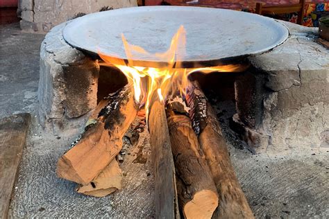 Comal tradicional mexicano cocinando tortillas