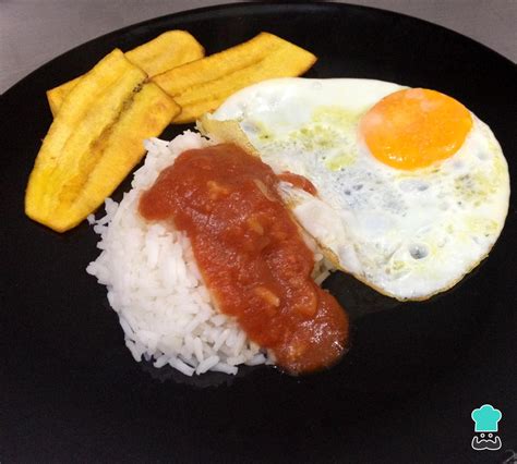 Arroz a la cubana tradicional