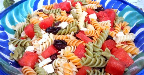 Plato veraniego de pasta con sandía y ingredientes frescos
