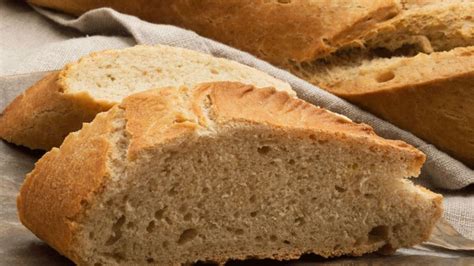 Pan del día anterior cortado en trozos