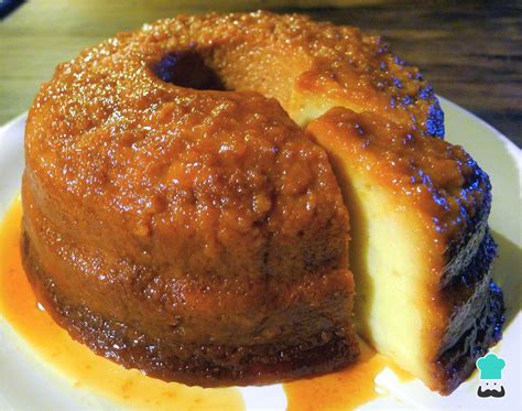 Budín de pan casero desmoldado y decorado