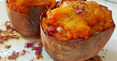 Boniatos rellenos recién horneados con cebollino