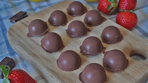 Bombones de chocolate con frutas y yogur