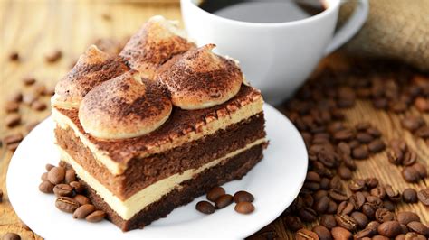 Variedad de postres con café